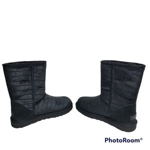 UGG Classic‎ Short II Croc Velvet Boots SIZE 6